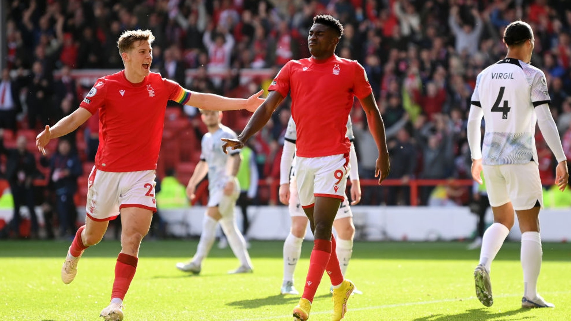 刻表现出的 刻表现出的